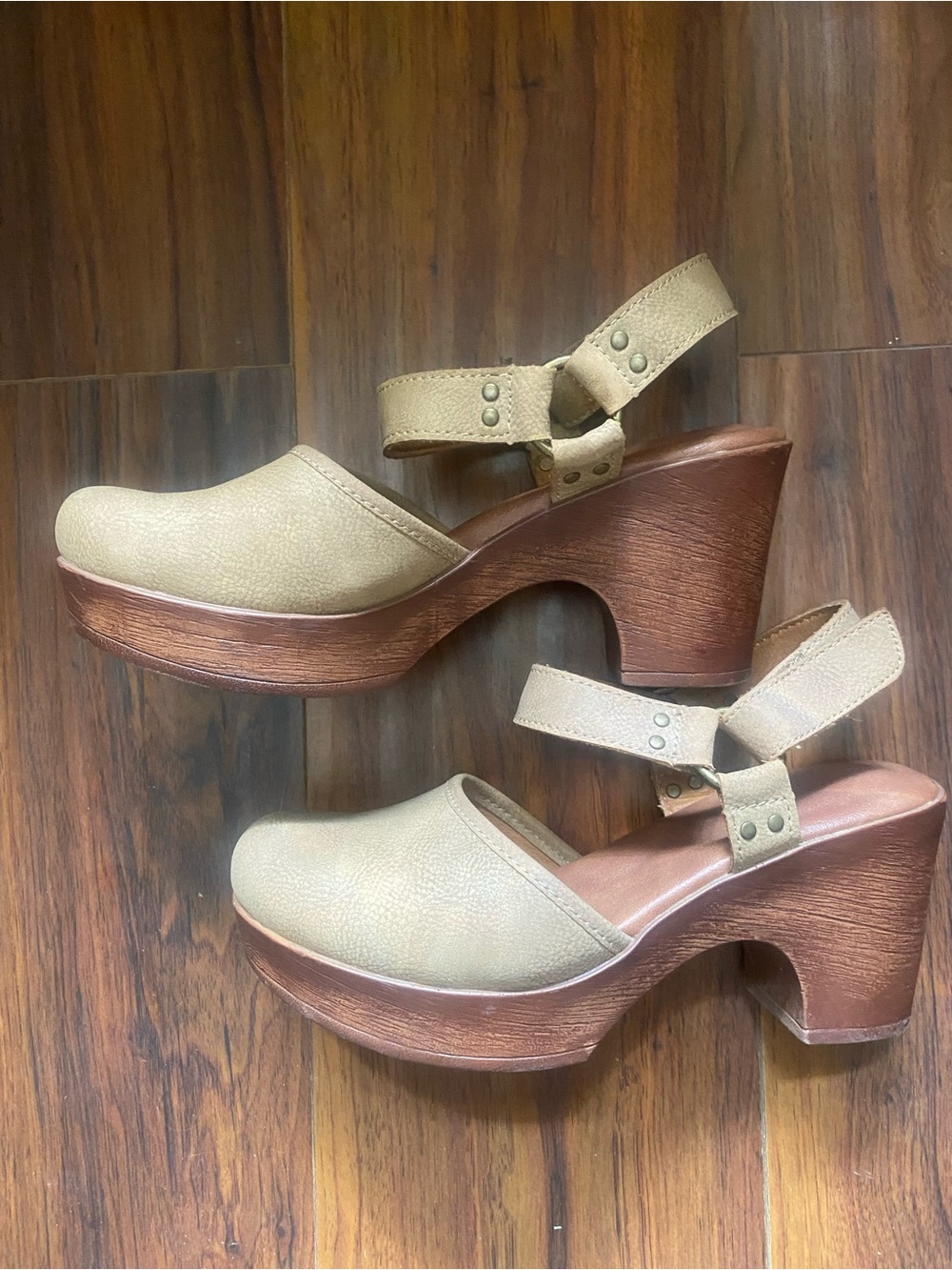 Women’s B.O.C. Beige Platform Clog Sandals with Wood-Effect Heel 6